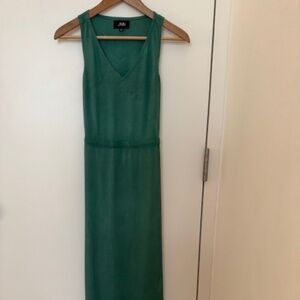 Green linen-like maxi dress with open back
